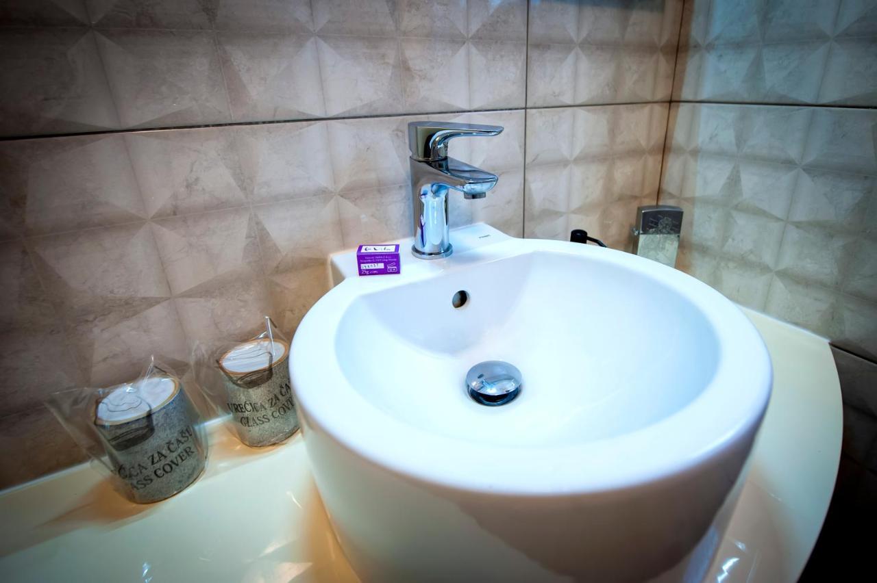 Apartments And Rooms Villa Dea Adults Only โรวีน ภายนอก รูปภาพ