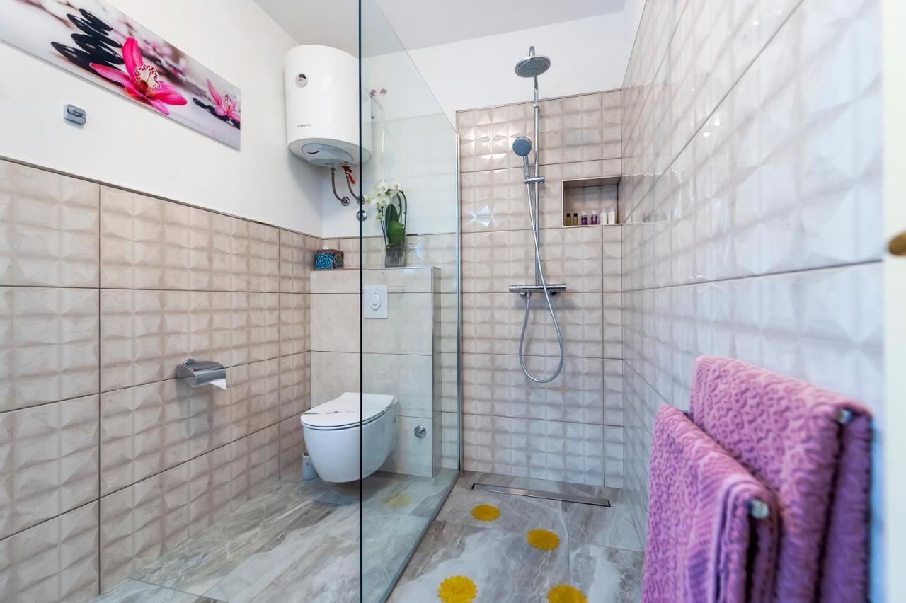 Apartments And Rooms Villa Dea Adults Only โรวีน ภายนอก รูปภาพ